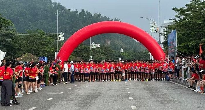 Vận động viên nam tham gia giải chạy ở cự ly 5km.