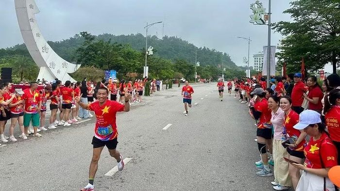 Vận động viên nam về đích với tinh thần thể thao rất vui vẻ.