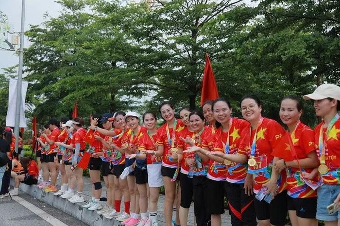 Bên đường đua, các vận động viên luôn nhận được sự cổ vũ nhiệt tình của các vận động viên kiêm cổ động viên suốt giải chạy.