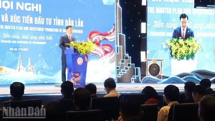 Chủ tịch Ủy ban nhân dân tỉnh Đắk Lắk phát biểu tại hội nghị.