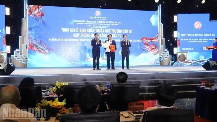 Lãnh đạo tỉnh Đắk Lắk trao quyết định chủ trương đầu tư và Giấy chứng nhận đăng ký đầu tư cho các nhà đầu tư.