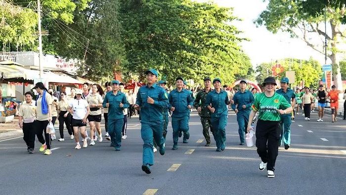 Các chiến sĩ và người dân cùng tham gia chạy bộ tại buổi lễ.