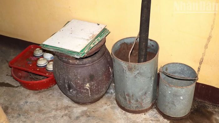 Dụng cụ được người công nhân dùng để đi lấy mủ cao-su được phục dựng, lưu giữ trong ngôi nhà ở vườn bảo tồn cao-su.