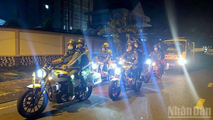 Lực lượng chuyên trách Công an Cà Mau tuần tra, trấn áp tội phạm vào ban đêm.