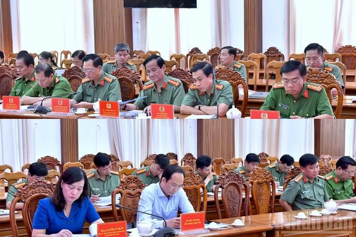Các đại biểu dự Hội nghị sơ kết 6 tháng đầu năm của Công an Cà Mau.