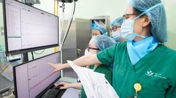 Thạc sĩ, bác sĩ chuyên khoa II Nguyễn Thị Thảo – Khoa Thăm dò chức năng đọc điện não đồ ngay tại phòng mổ để xác định chính xác vùng sinh động kinh, hỗ trợ phẫu thuật viên đưa ra quyết định can thiệp tối ưu.