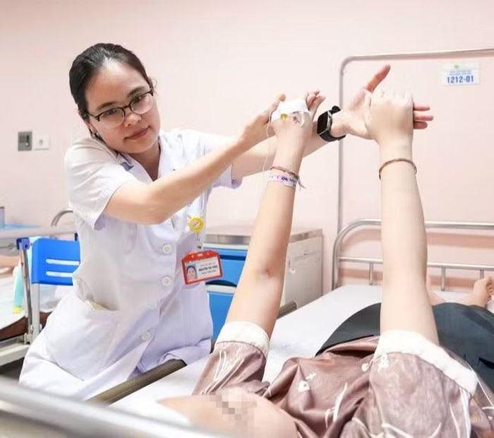Bác sĩ Nguyễn Thị Thảo thăm khám, đánh giá chức năng thần kinh của bệnh nhi trước khi ra viện.