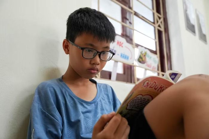 Cậu bé Tiến Đạt (lớp 6) tự giới hạn thời gian chơi game trên điện thoại xuống còn 30 phút mỗi ngày để dành thời gian ra thư viện đọc sách. “Sách ở đây hay hơn sách giáo khoa nhiều. Em thích đọc lịch sử, địa lý vì ước mơ sau này là làm giáo viên”, Đạt hào hứng khoe.