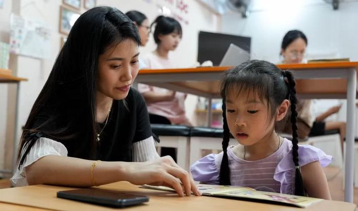 Thay vì cấm đoán thiết bị điện tử một cách cứng nhắc, chị Kiều Thị Sen chọn cách đưa con gái 6 tuổi đến thư viện hằng tuần để đọc sách. “Ở thư viện luôn có người hướng dẫn và không gian cố định, giúp giảm hẳn thời gian các con dán mắt vào màn hình điện thoại”, chị Sen chia sẻ.