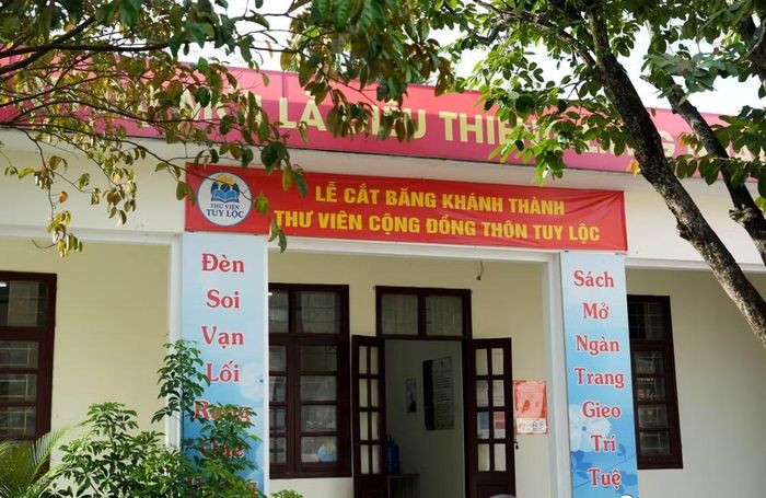 Cách Tích Lộc khoảng 2km, một mô hình tương tự cũng đang hoạt động hiệu quả: Thư viện thôn Tuy Lộc. Nếu Tích Lộc là tâm huyết của người trẻ, thì nơi đây lại là đứa con tinh thần được những người cao tuổi trong thôn ấp ủ.
