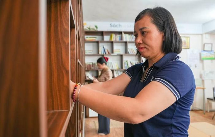 Chị Khuất Thị Mai Hương, người sáng lập thư viện Tích Lộc, cẩn thận sắp xếp lại từng giá sách. Bắt đầu từ vài trăm cuốn, đến nay thư viện này đã sở hữu xấp xỉ 3.000 đầu sách, chủ yếu đến từ nguồn xã hội hóa.