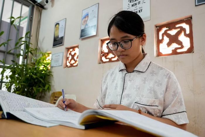 Không chỉ là nơi đọc sách, thư viện còn giúp các bạn nhỏ rèn luyện công việc như một thủ thư. Em Ngọc Hân (14 tuổi) đã có 2 năm gắn bó với công việc ghi chép sổ mượn trả, phân loại sách và tư vấn đầu truyện phù hợp với lứa tuổi cho các độc giả nhỏ.