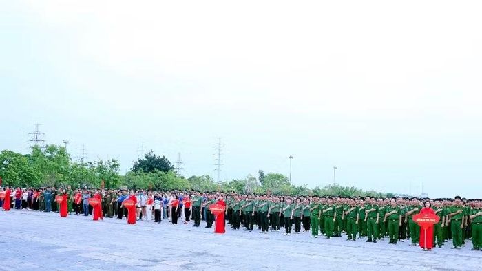 Các đồng chí lãnh đạo, cán bộ, các tầng lớp nhân dân tại điểm cầu Ninh Bình thực hiện nghi thức tưởng niệm các cán bộ, chiến sĩ và nhân dân đã hy sinh trong công tác đấu tranh phòng, chống ma túy.