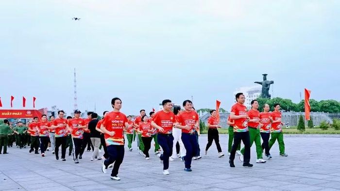 Các đồng chí lãnh đạo tỉnh chạy hưởng ứng Tháng hành động phòng, chống ma túy năm 2026.