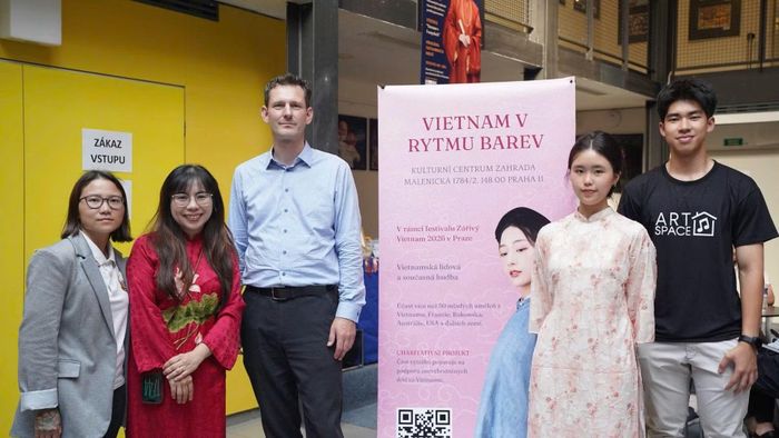 Bà Hoàng Thu Trang, Chủ tịch Hiệp hội ART SPACE (thứ 2 từ trái sang) chụp ảnh cùng ông Jiří Dohnal, Ủy viên ban hành chính quận 11.