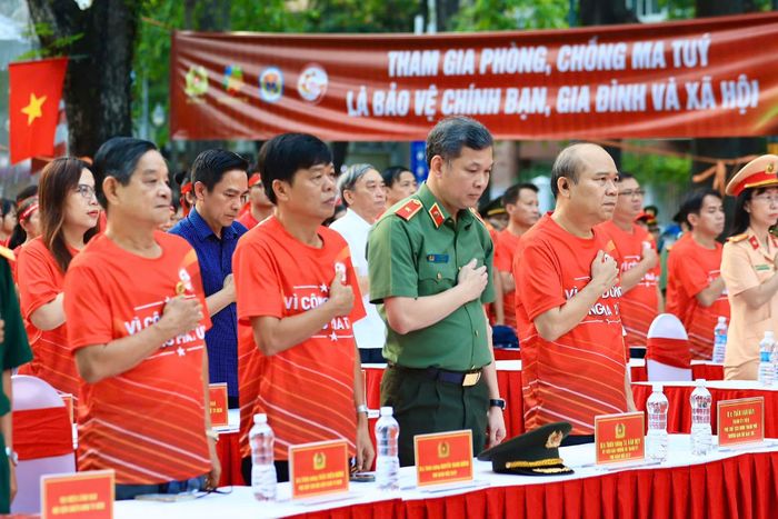 Các đại biểu dành một phút mặc niệm các nạn nhân mất vì ma túy, cán bộ, chiến sĩ hy sinh trong lúc làm nhiệm vụ liên quan tội phạm ma túy.