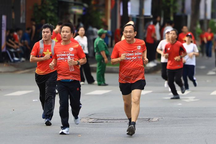 Lãnh đạo các đơn vị tham gia hoạt động ý nghĩa tại điểm cầu Thành phố Hồ Chí Minh.