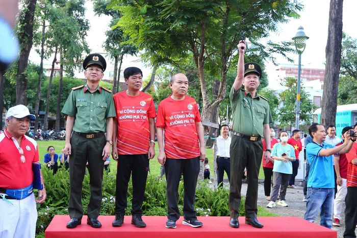 Thiếu tướng Tạ Văn Đẹp, Phó Giám đốc Công an Thành phố Hồ Chí Minh nổ phát súng bắt đầu giải chạy.