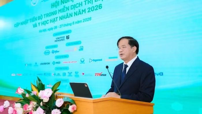  Phó Giáo sư, Tiến sĩ Đào Xuân Cơ, Giám đốc Bệnh viện Bạch Mai. 
