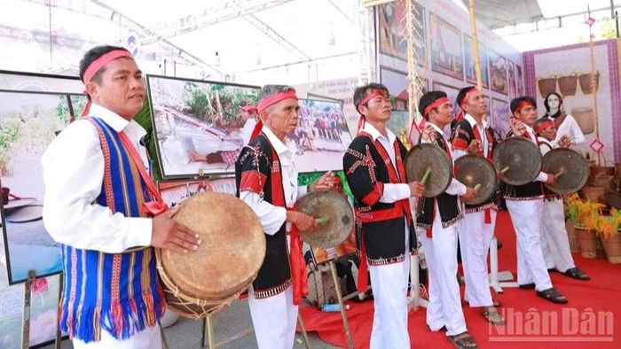 Trình diễn trống đôi, cồng ba, chiêng năm của đồng bào Chăm Hroi tỉnh Đắk Lắk tại không gian trải nghiệm của ngày hội.