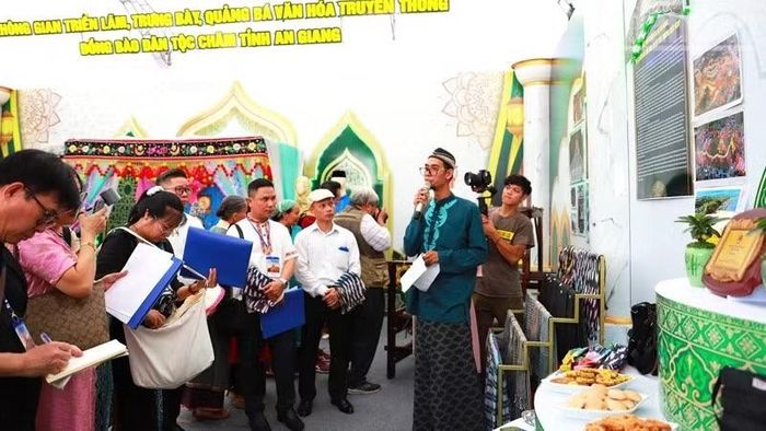 Gian hàng giới thiệu sản phẩm OCOP của đồng bào Chăm Islam, tỉnh An Giang.