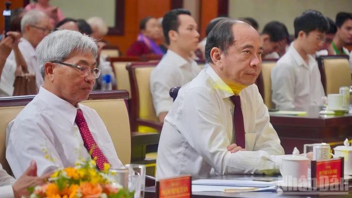 Đại biểu dự chương trình họp mặt.