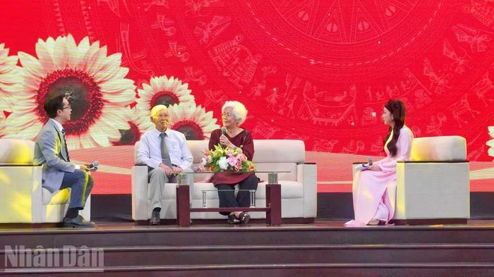 Các thế hệ bác sĩ Quân dân y Chiến khu Đ miền Đông Nam Bộ chia sẻ tại chương trình họp mặt.