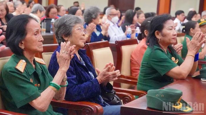 Đại biểu dự chương trình họp mặt.