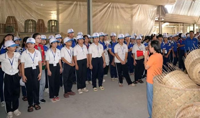 Học sinh Thành phố Hồ Chí Minh nghe giới thiệu về nghề đan lát truyền thống.