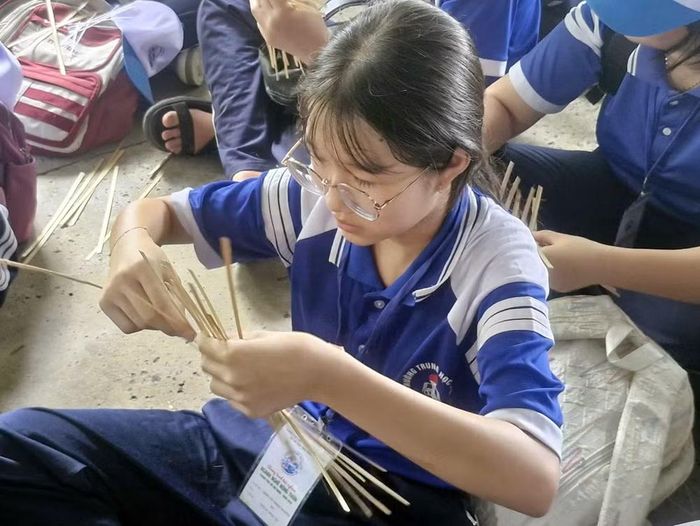 Học sinh đang thực hành nghề đan lát.