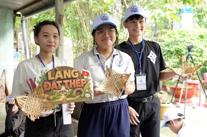 Vui mừng sau khi tạo ra sản phẩm mây tre đan lát.