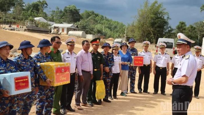 Chuẩn Đô đốc Nguyễn Đăng Tiến, Chính ủy Vùng 3 Hải quân động viên cán bộ, chiến sĩ và các lực lượng tại công trường xây dựng.