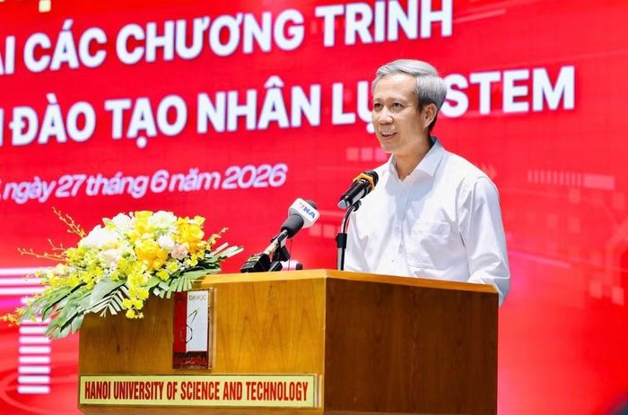  Giáo sư, Tiến sĩ Lê Anh Tuấn, Giám đốc Đại học Bách Khoa phát biểu ý kiến. 