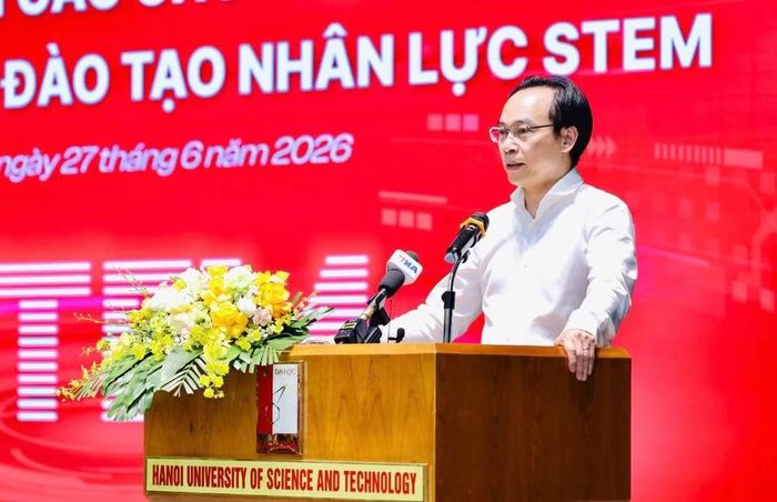 Bộ trưởng Giáo dục và Đào tạo Hoàng Minh Sơn phát biểu ý kiến.