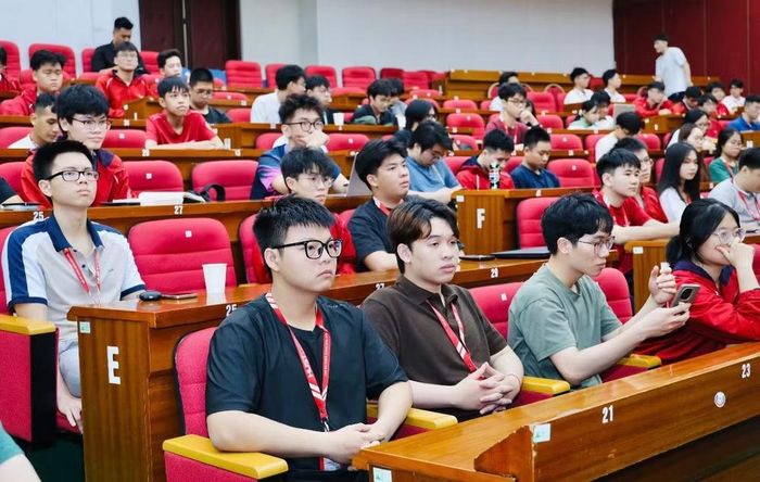  Sinh viên tham dự hội thảo. 