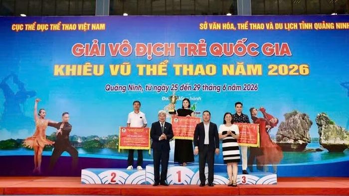 Ban tổ chức tặng cờ và cúp cho các đoàn có số lượng vận động viên tham gia đông nhất tại giải.
