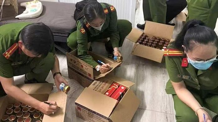 Lực lượng công an khám xét sản phẩm nước yến giả.