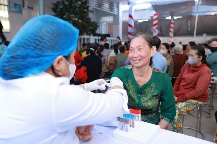 Bác sĩ khám bệnh chuyên sâu và phát thuốc miễn phí cho người dân xã Thạnh Xuân.