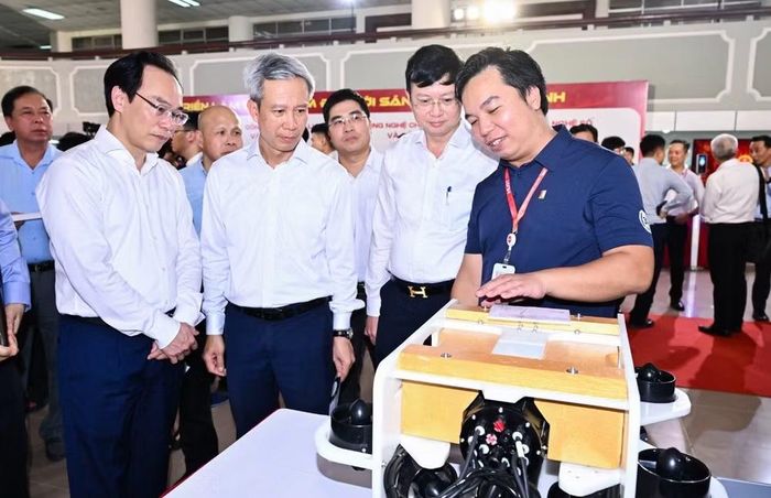 Bộ trưởng Giáo dục và Đào tạo Hoàng Minh Sơn tham quan gian hàng Đổi mới sáng tạo liên ngành của Đại học Bách khoa Hà Nội.