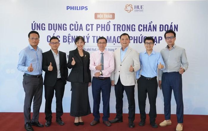 Các chuyên gia, bác sĩ chuyên ngành chụp ảnh lưu niệm tại Hội thảo ứng dụng của CT Phổ trong chẩn đoán các bệnh lý tim mạch phức tạp diễn ra sáng nay tại Huế.