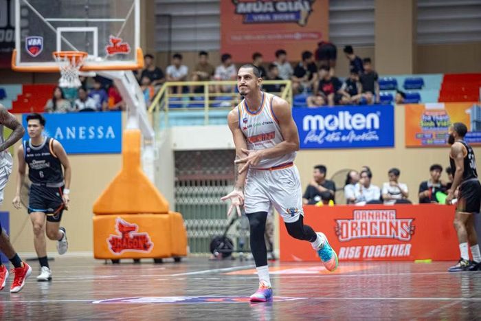 Amir Gholizadeh ăn mừng sau pha ném xa thành công.