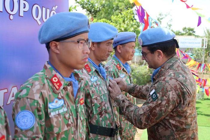 Chuẩn tướng Syed Wajahat Hussain Naqvi, Tư lệnh Phân khu bắc trao Huy chương Gìn giữ hòa bình Liên hợp quốc tặng cán bộ, nhân viên Bệnh viện dã chiến cấp 2 số 7. (Ảnh: TIẾN PHÚC)