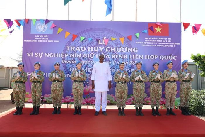 Ông Sam Korutaro Muhumure, Trưởng Văn phòng Điều hành Phái bộ tại thực địa Bentiu tới dự buổi lễ trao Huy chương Gìn giữ hòa bình Liên hợp quốc tặng Bệnh viện dã chiến cấp 2 số 7. (Ảnh: TÙNG LONG)