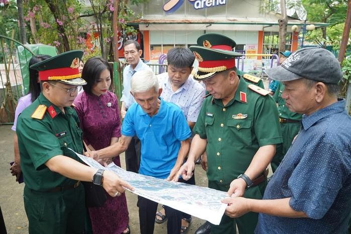 Các nhân chứng và chuyên gia cùng khảo sát thực địa để xác minh vị trí các hố chôn tập thể trong Công viên Lê Thị Riêng