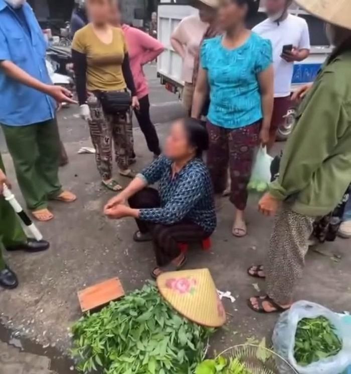 ... khiến người phụ nữ bán rau bị thương