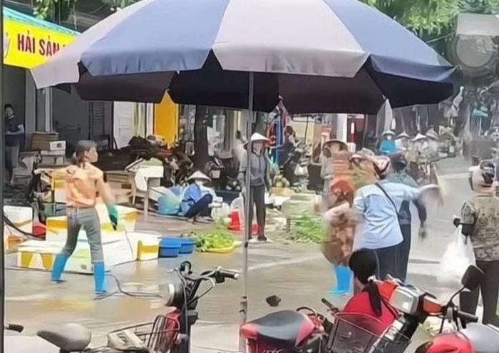 Nguyễn Thị Thúy dùng vòi rửa xe cao áp xịt nước...