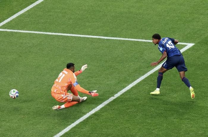  Thủ môn Al Owais của Ả Rập Saudi may mắn không phải vào lưới nhặt bóng 