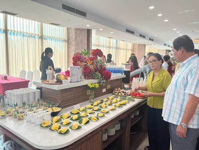 Khách thưởng thức sầu riêng tươi