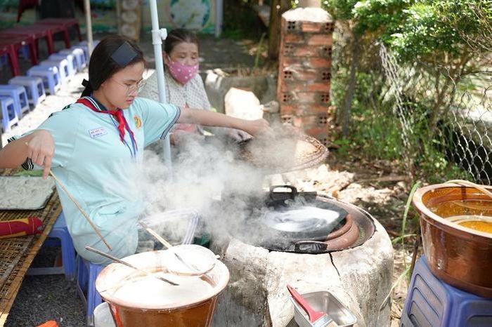 Chương trình mang đến cho học sinh những trải nghiệm thực tế về nghề truyền thống và nông nghiệp hiện đại.