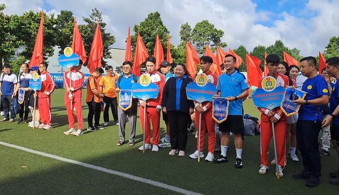 Các đơn vị tham gia hội thao nhận cờ lưu niệm hội thao.